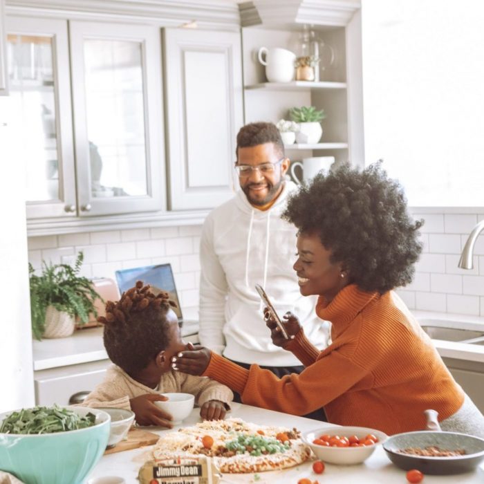 Une famille qui partage un repas