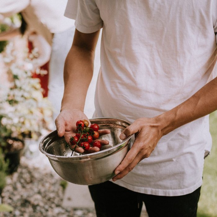 un homme qui récolte des tomates