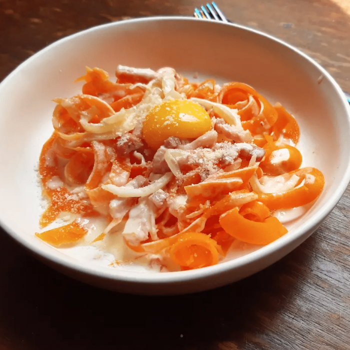 image d'une plat de tagliatelles de carottes à la carbonara